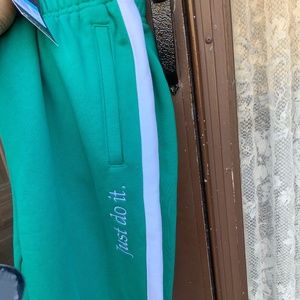 Men’s NIKE loose fit/ Taper Leg  sweat pants